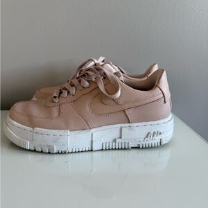 Nike Airforce 1 in beige/pink